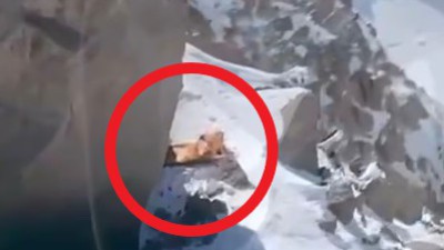 7천 미터 고산에 고립된 러 여성 구조 중단…구조대 숨지고 헬기 파손